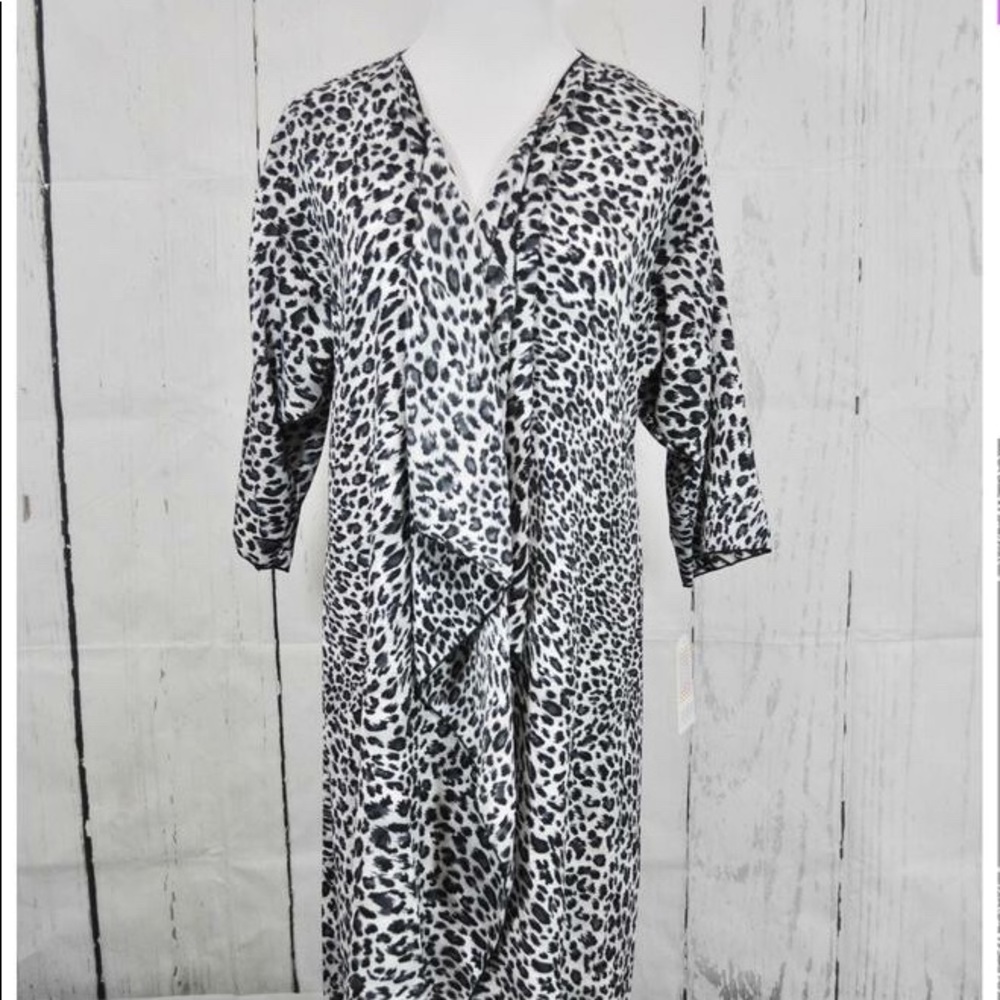 LuLaRoe Small Snow Leopard Shirley BNWT 🦄